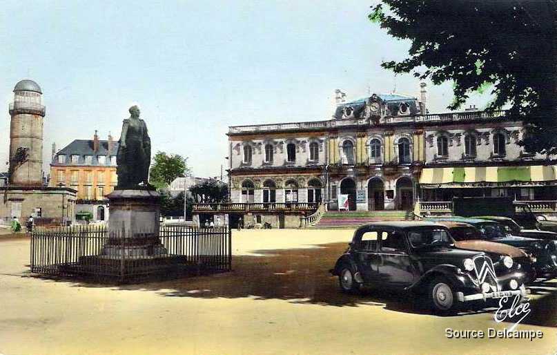 19 Brive La Gaillarde Place du 14 Juillet.jpg
